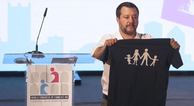 Famiglia, Conte in soccorso di Di Maio e Salvini sbotta: «Non è più super partes»