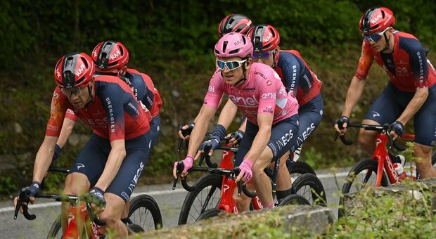 Giro d'Italia, brutta caduta in testa al gruppo: Geoghegan Hart portato via in ambulanza, coinvolta la maglia rosa