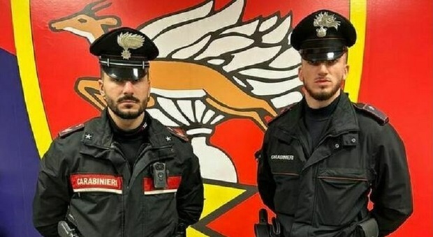 Blitz dei carabinieri nel bar con clienti “sospetti”: sequestrata droga e denunciata una donna