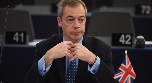 Farage, l'artefice del divorzio: agisce nell'ombra e fa affari con Trump