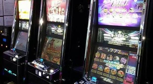 Sala giochi abusiva nel cuore di Napoli sequestrate sei slot machine