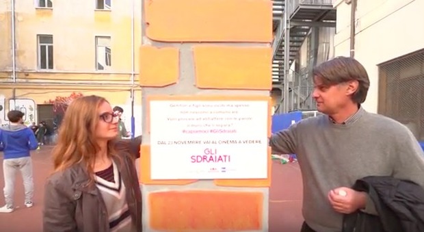 Gli sdraiati, a Roma una parete dedicata ai messaggi tra genitori e figli