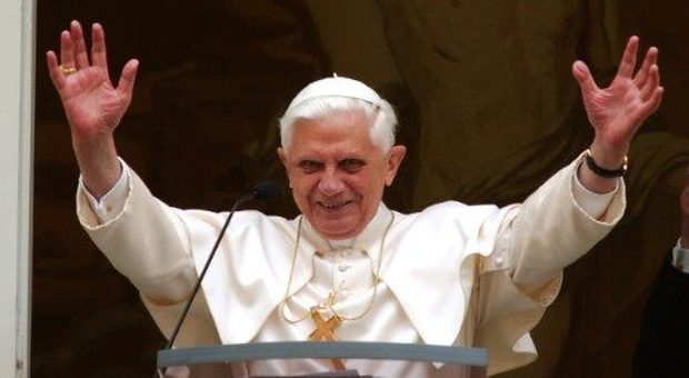 Papa Francesco e Ratzinger, le tifoserie si infiammano, intanto sorgono dubbi