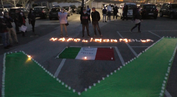 Napoli, alla Whirlpool di via Argine protesta a lume di candela: «Non molliamo»