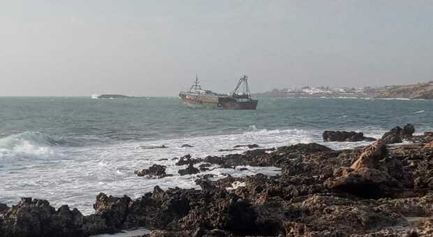 Un peschereccio fantasma incagliato a pochi metri dalla costa: mistero nel Salento