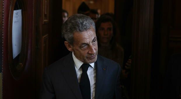Nicolas Sarkozy condannato a tre anni: è la prima volta per un ex presidente. Dovrà scontarne uno con il braccialetto elettronico
