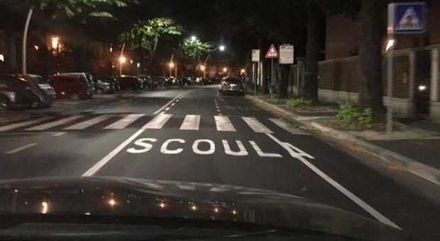 «Scoula» al posto di «scuola», lo strafalcione comparso sull'asfalto