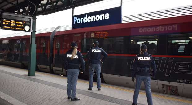 Pregiudicato veneziano in treno senza biglietto dà di matto: arrestato