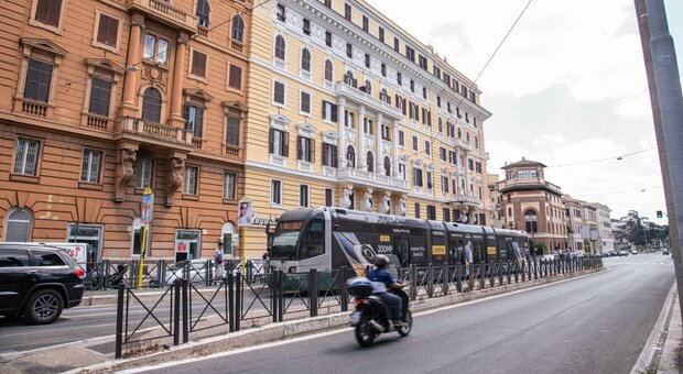 In viale Regina Margherita l’ira dei turisti per i vagoni: «Ferie rovinate dai rumori»