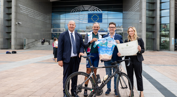 Gli ambasciatori in bici arrivati a Bruxelles: consegnato il documento per sostenere il ciclotursimo