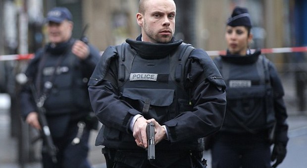 Francia, arrestati sei presunti jihadisti: progettavano una strage in un club per scambisti