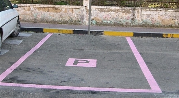 Sesso in cambio di parcheggi riservati, bufera su un dirigente di polizia