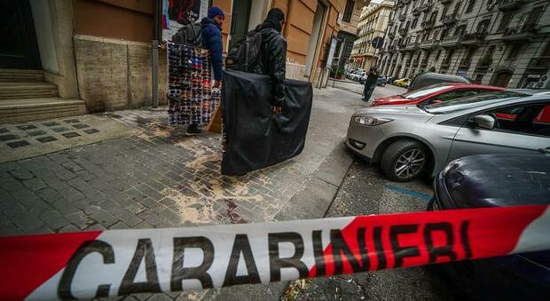 Stesa a Napoli, colpi di fucile contro il portone di un condominio a Bagnoli