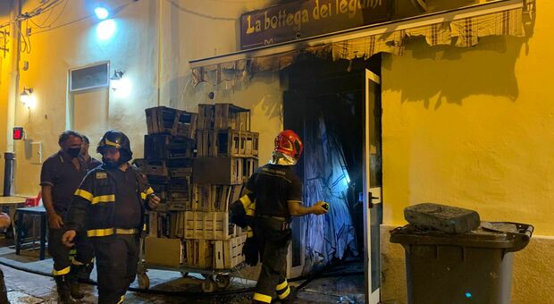 Brindisi, paura in piazza Mercato: incendio in un negozio di legumi