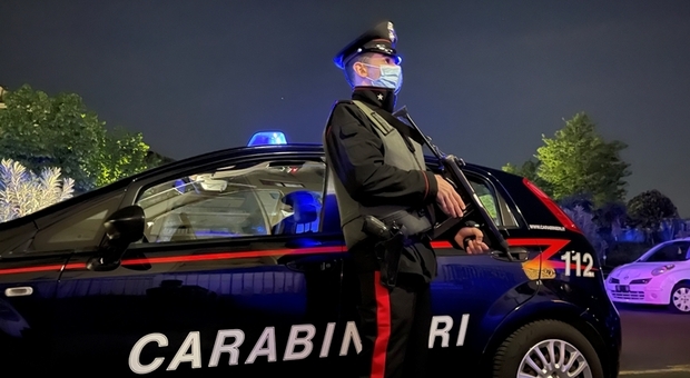 Gambizzato a colpi di fucile, ipotesi avvertimento: ma la vittima non collabora con i carabinieri