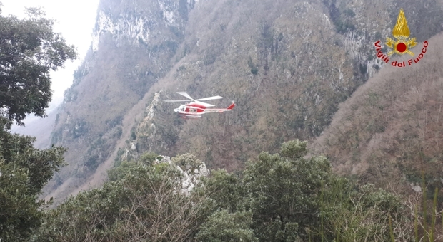 Bloccato su costone in montagna, cercatore tartufi salvato con l'elicottero