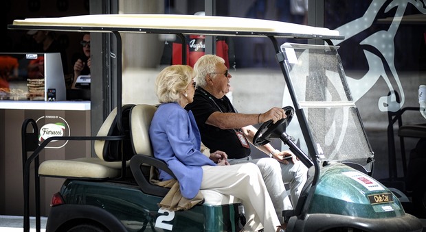 Lea Pericoli e Nicola Pietrangeli, gli inseparabili: a zonzo per il Foro Italico in golf cart