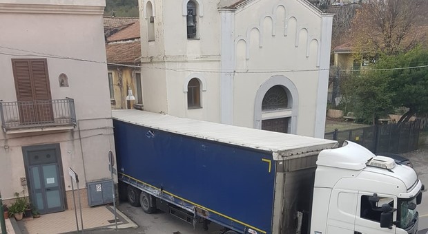 Camion sbaglia strada e si incastra tra una chiesa e una casa a Nocera