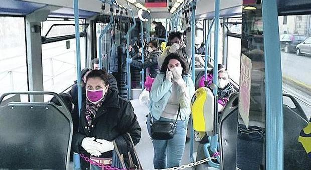 Coronavirus a Napoli, bus Anm sempre affollati: «Distanza non garantita, servono controlli»