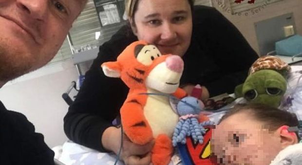 Stop all'eutanasia per il piccolo Maciej: «Il bimbo di 6 anni attaccato al respiratore finché i genitori lo vorranno»
