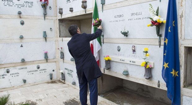 Renzi depone fiori sulla tomba di Altiero Spinelli