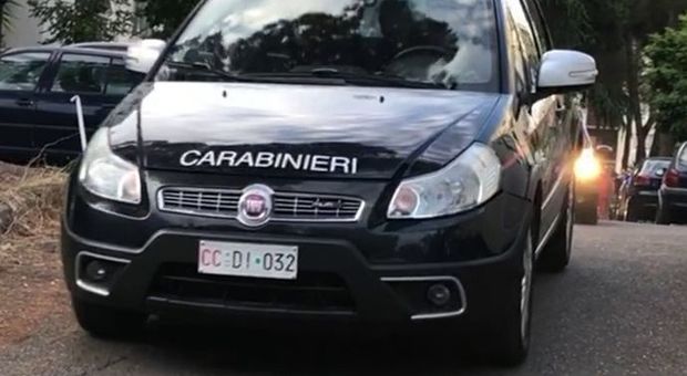 «Abusa di una 15enne alla fermata del bus»: caccia all'uomo a Firenze