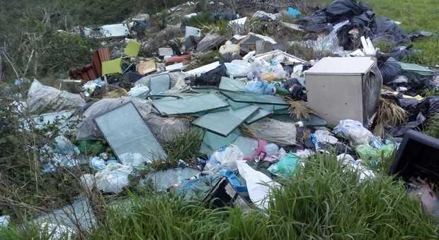 Sversamento di rifiuti speciali scoperto col drone nel Napoletano