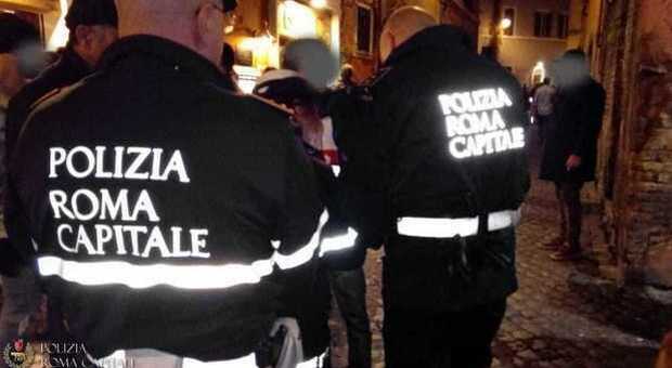 Roma, sputi sulle auto in sosta a Testaccio. Identificati i tre vandali: ora è caccia al "biondino"