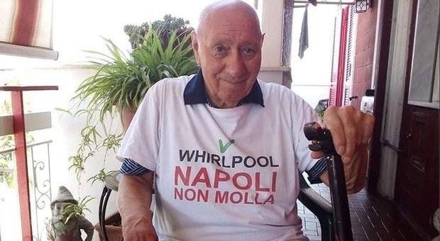 Napoli, nonno Whirlpool muore a 87 anni nel giorno in cui gli operai sono scaricati dall’azienda: «Continuate a lottare»