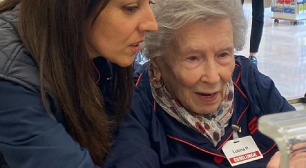 Nonna Lucina, 91 anni, cassiera per un giorno al supermercato: «Tutti sognano la pensione, io voglio tornare a lavorare»