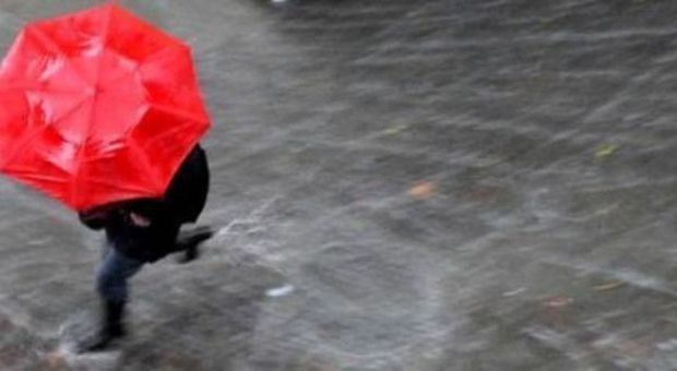 Vento record a Napoli: raffiche ​fino a 166 Km/h: «Come un tornado»