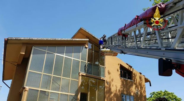 L'intervento di messa in sicurezza del tetto e della pensilina pericolante a Ramuscello