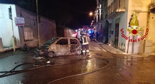 Auto a fuoco dopo lo schianto contro un muro: 18enne ferito