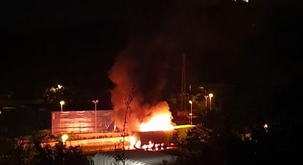 Porto Recanati, il tir s'incendia e l'autista esce dall'A14: bruciato carico di aglio