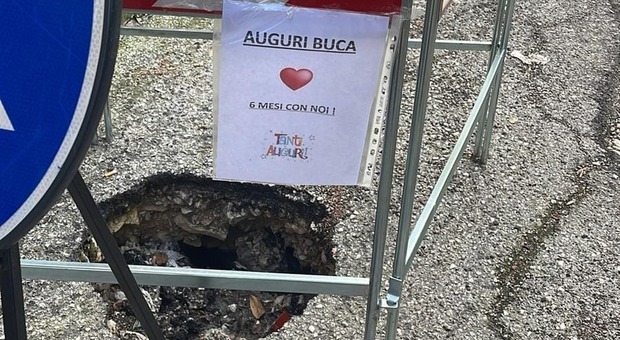 «Auguri buca, sei mesi con noi»: bigliettino ironico dei residenti in via Asiago per l'asfalto rovinato e mai sistemato