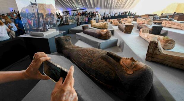 Egitto, trovati oltre cento sarcofagi di 2.500 anni fa