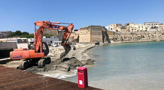 Otranto, pontili e barche ancora in secco a metà estate: il paradosso della burocrazia