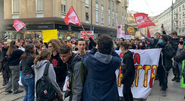 Milano, studenti in piazza per protesta: «Contro la maturità 2022»