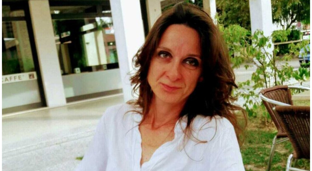 Si addormenta in auto dopo la cena con la figlia e la nipote, il marito non la sveglia per andare a casa: Anna Marello muore a 49 anni