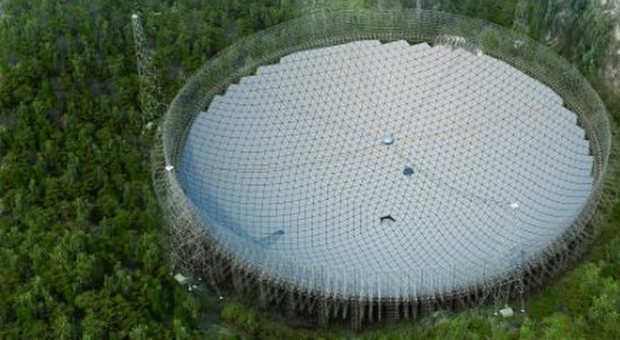 Una visione dall'alto del radiotelescopio cinese Fast in via di completamento: ha un diametro di 500 metri e dovrebbe essere completato entro settembre