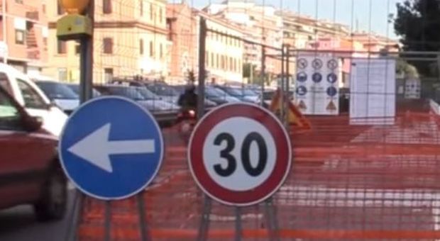 Roma, Raggi: «Arriva la pista ciclabile in via Tuscolana»