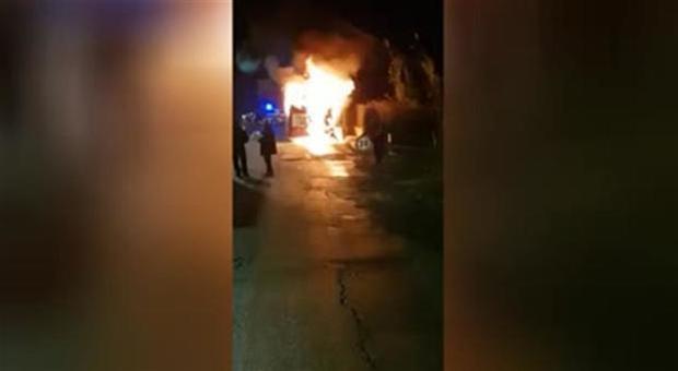 Roma, bus notturno va a fuoco: l'autista tenta di spegnere le fiamme, mezzo distrutto