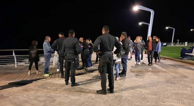 La protesta di ieri a Pesaro contro il coprifuoco