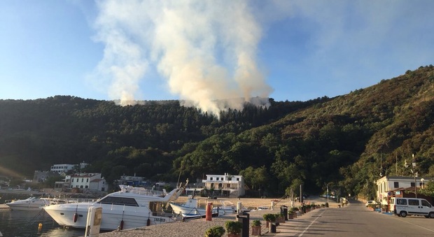 Incendio al Faro di Palinuro, le fiamme visibili dal porto