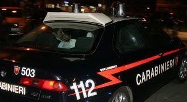 Osimo, sorpresi a rubare in casa: i ladri in fuga bucano e sono costretti ad abbandonare l'auto