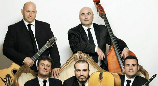 Giorgio Tirabassi, il primo in basso a sinistra, voce e chitarra insieme agli Hot Club Roma