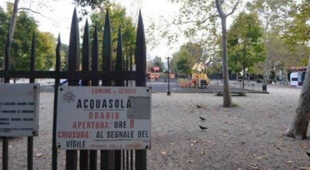 Genova, tentano di rapire tre bambine al parco: messi in fuga dai genitori