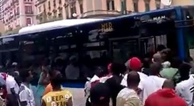 Senza biglietto, si rifiutano di scendere: richiedenti asilo bloccano bus per un'ora e mezzo