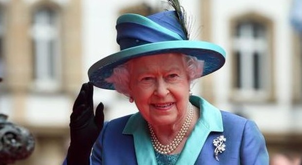 La regina Elisabetta e il dolce natalizio preferito: «Va matta per i biscotti allo zenzero». Buckingham Palace svela la ricetta
