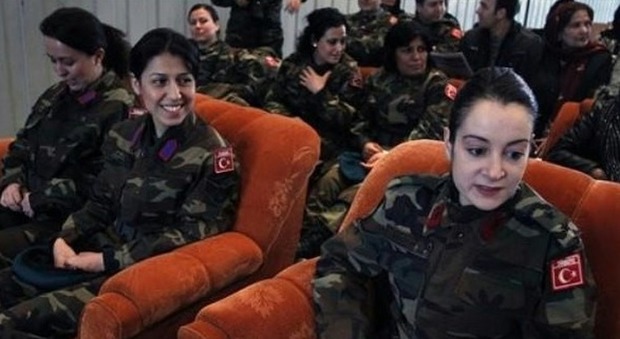 Turchia, sì al velo islamico per le donne nell'esercito: cade l'ultimo tabù